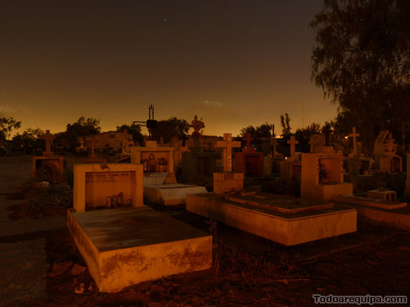 Cementerio General de La Apacheta de noche