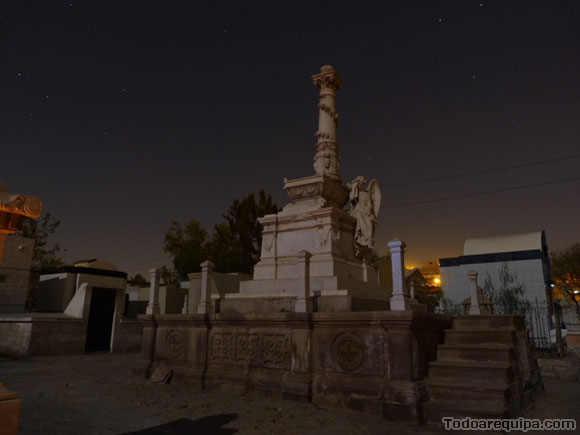 Vistosos mausoleos cementerio La Apacheta