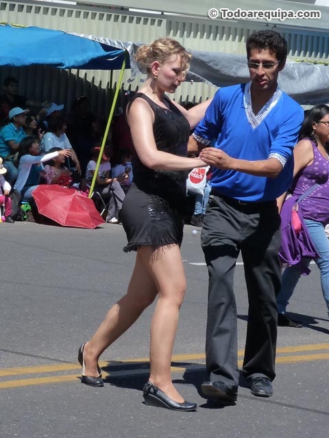 Bailando salsa en el corso