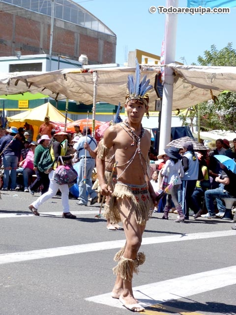 Hombre con vestimenta típica de la selva peruana