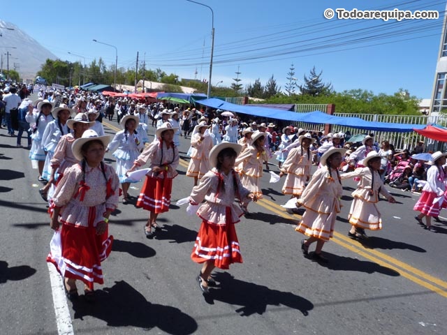 Alumnas de la I. E. Juana Cervantes