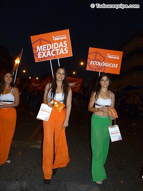 Bellas anfitrionas en el corso de la amistad