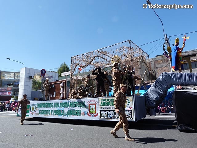 Carro alegórico del Ejército