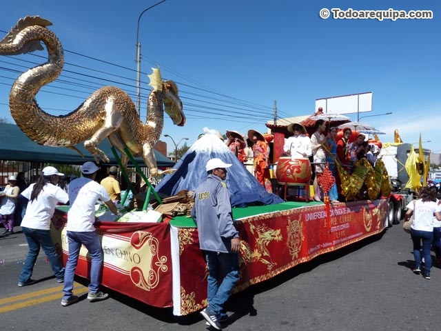 Carro alegórico Instituto Confucio