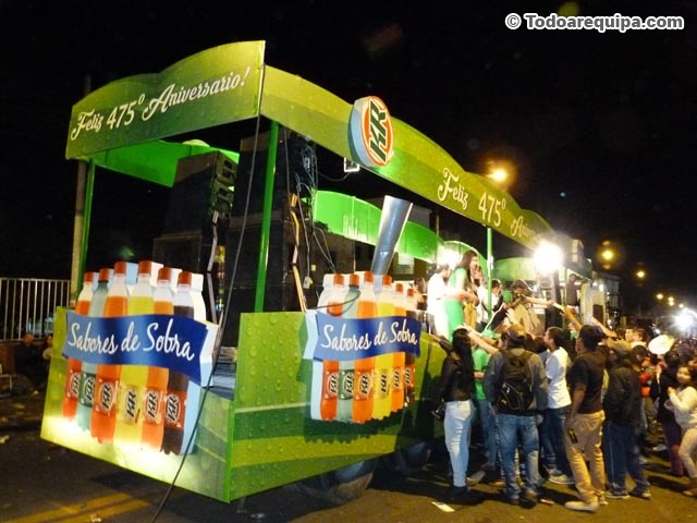 Kola Real carro alegórico
