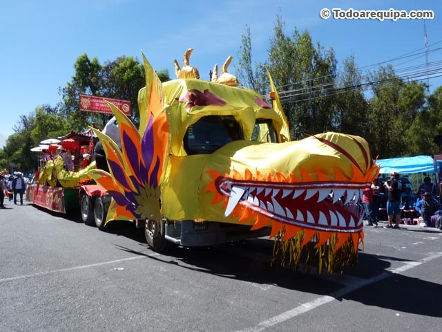 Carro alegórico del Instituto Confucio