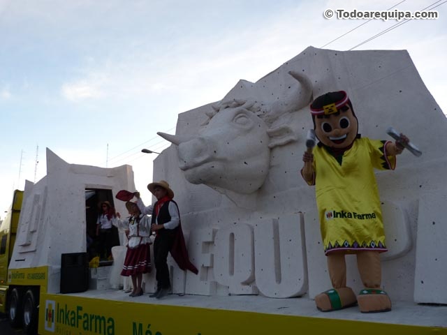 Carro alegórico con motivos arequipeños