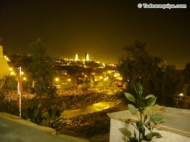 Av La Marina y el rio Chili de noche