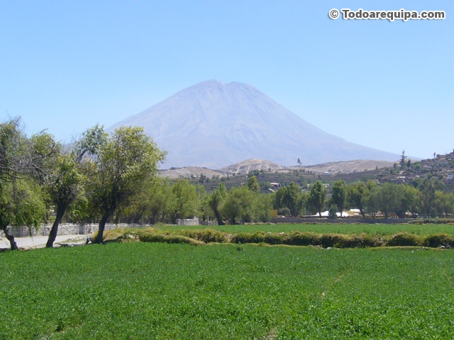 Campiña arequipeña con el volcán Misti