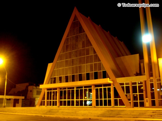 Iglesia de Camaná de noche