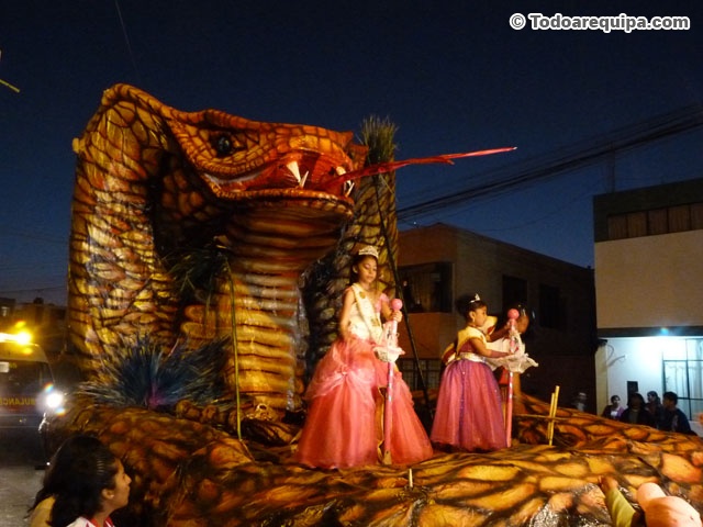 Carros alegóricos en Camaná 2011