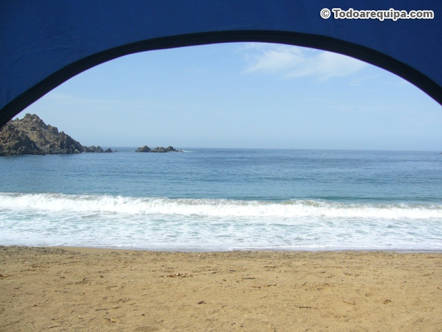 Dentro de la carpa con vista al mar