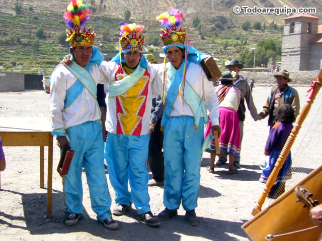 Danzarines en el pueblo de Chachas