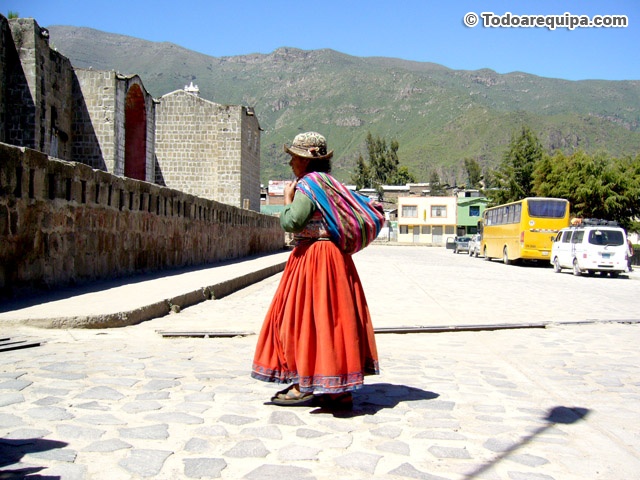mujer-en-cabanaconde