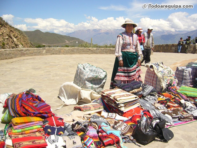 mujer-vendiendo-artesania
