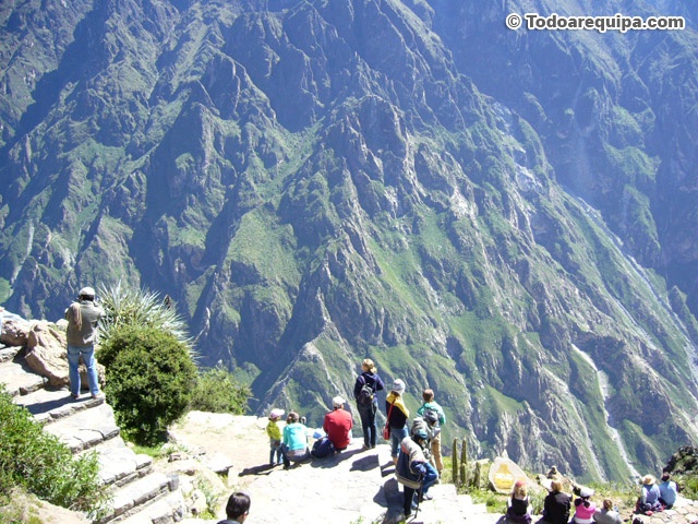 turistas-en-el-canon-del-colca