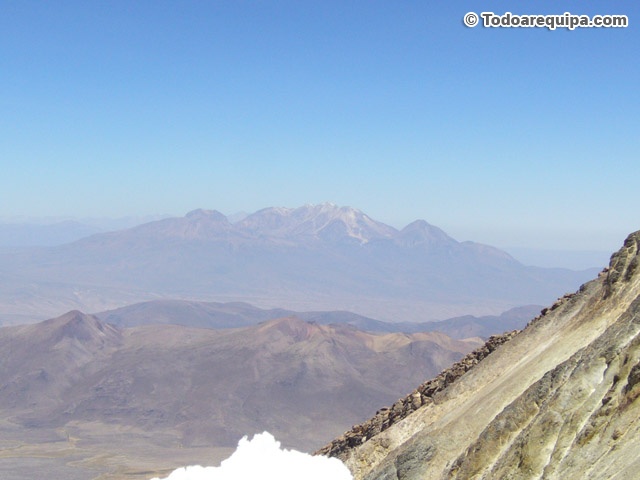 vista-del-chachani-desde-el-ampato