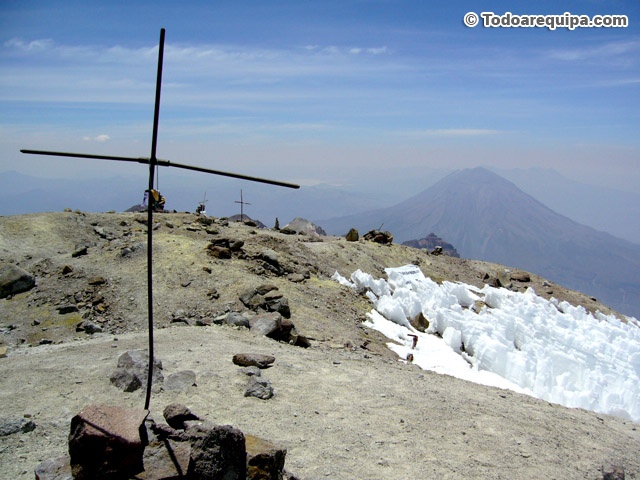 La cruz en la cima del Chachani