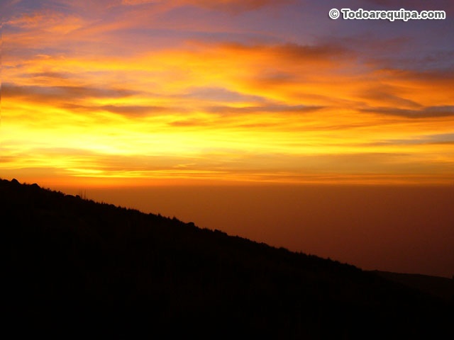 Vista del ocaso - al fondo la ciudad de Arequipa