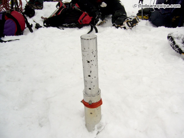 Estaca o sensor colocado en la cima del Nevado Coropuna