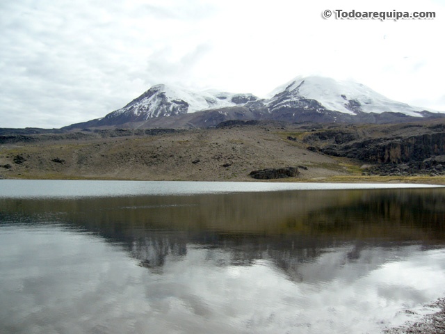 Nevado Coropuna y la Laguna de Pallarcocha