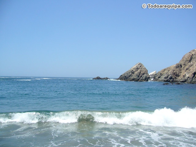 Playa peruana olas moderadas