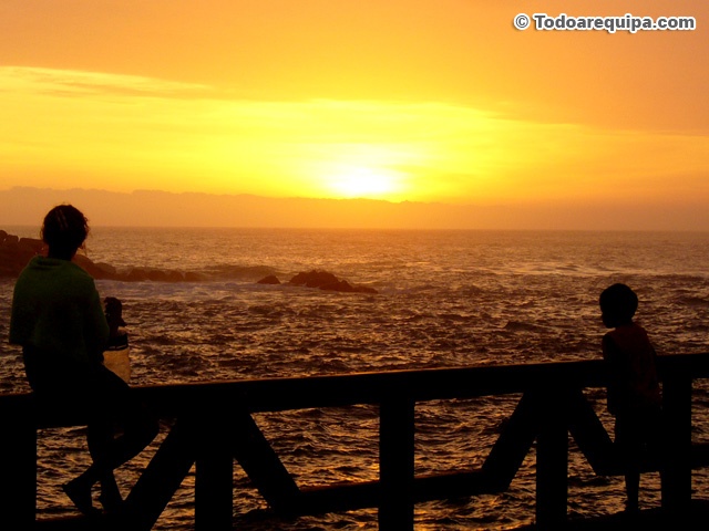 Observando el ocaso en Mollendo