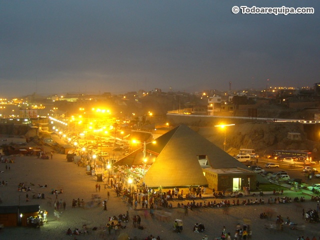 Malecón turístico segunda playa en Mollendo, de noche