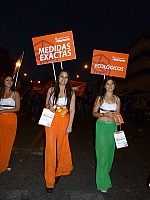 Bellas anfitrionas en el corso de la amistad