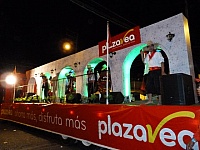 Carro alegórico de Plaza Vea