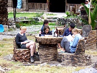 Sillas y mesa hechas de palmeras