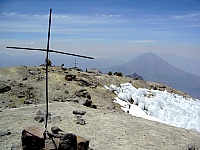 La cruz en la cima del Chachani