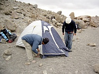 Armando la carpa en el campamento base