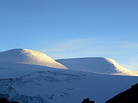Primeros rayos del sol en la nieve de los nevados